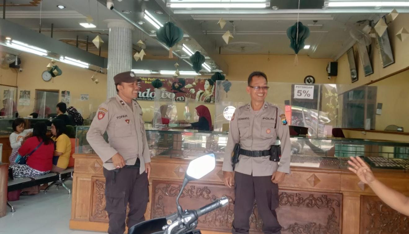 Antisipasi Tindak Kejahatan Personil Polsek Kertosono Patroli Toko Emas
