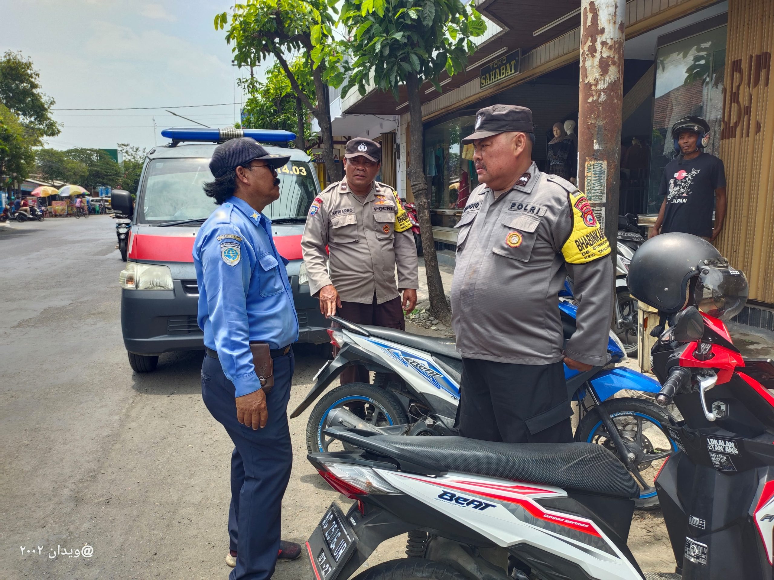 Patroli Polsek Warujayeng Beri Himbauan Petugas Parkir Pertokoan