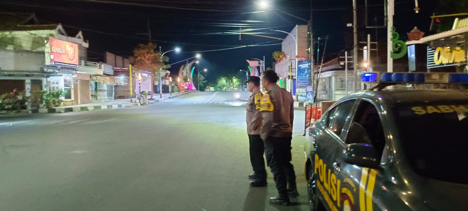 Antisipasi Gangguan Kamtibmas pada Malam Hari, Personil Polsek Nganjuk Kota Laksanakan Patroli Blue Light
