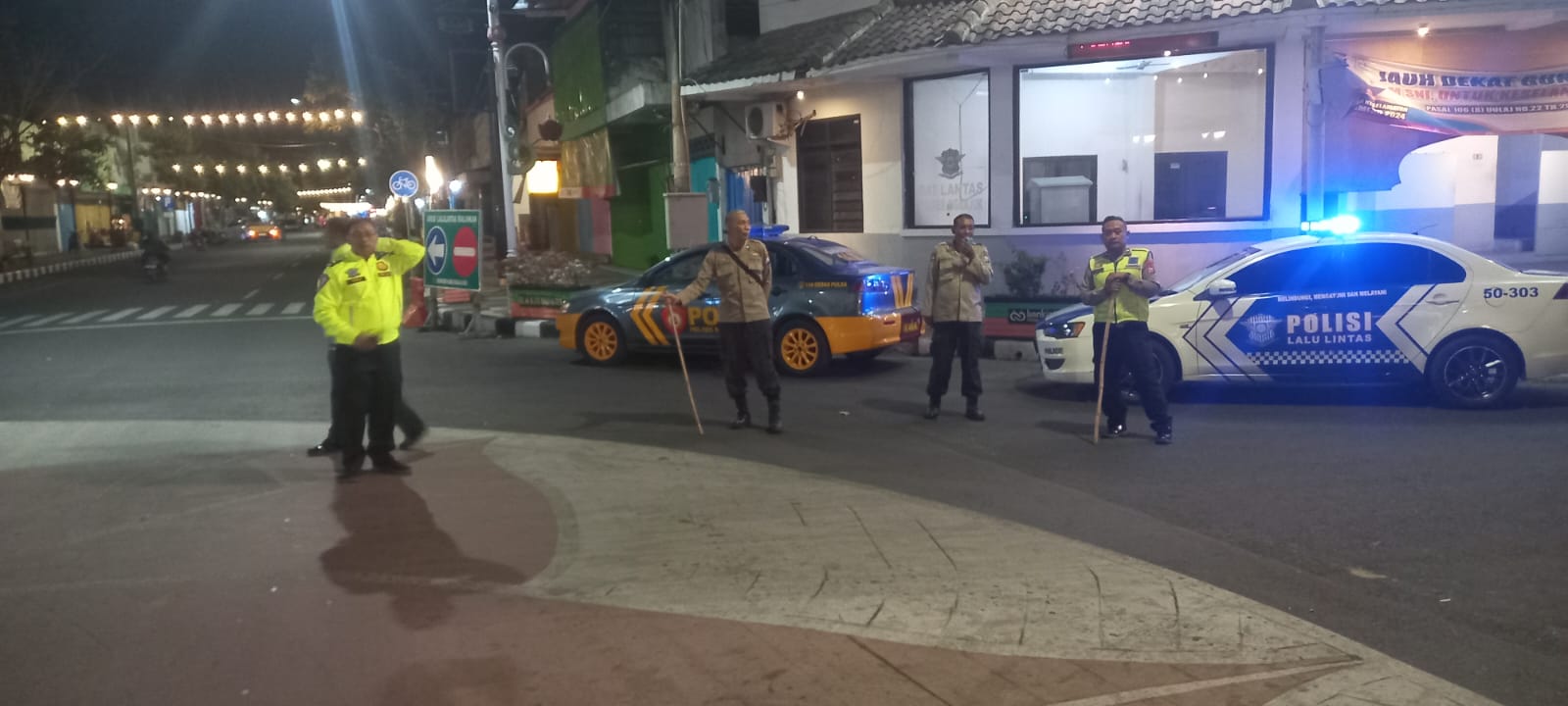 Antisipasi Balap Liar dan Gesekan Antar Pemuda, Personil Gabungan Polsek Nganjuk Kota dan Lantas Polres Nganjuk Gelar Patroli Blue Light