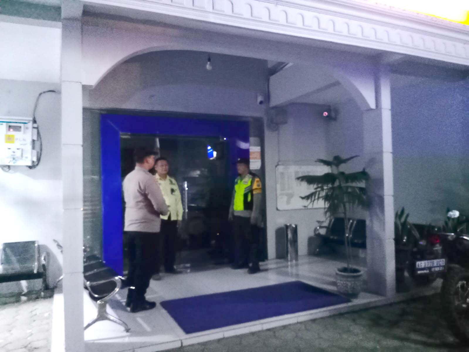 Patroli Polsek Jatikalen Lakukan Dialogis Di Kantor Bank BRI Unit Desa Jatikalen