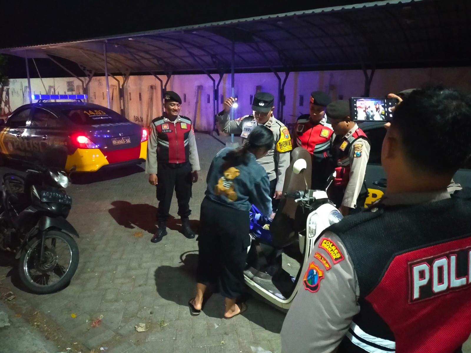 Patroli Gabungan Polres dan Polsek Nganjuk Gelar Razia di Pasar Wage untuk Ciptakan Kondisi Kamtibmas Aman dan Kondusif