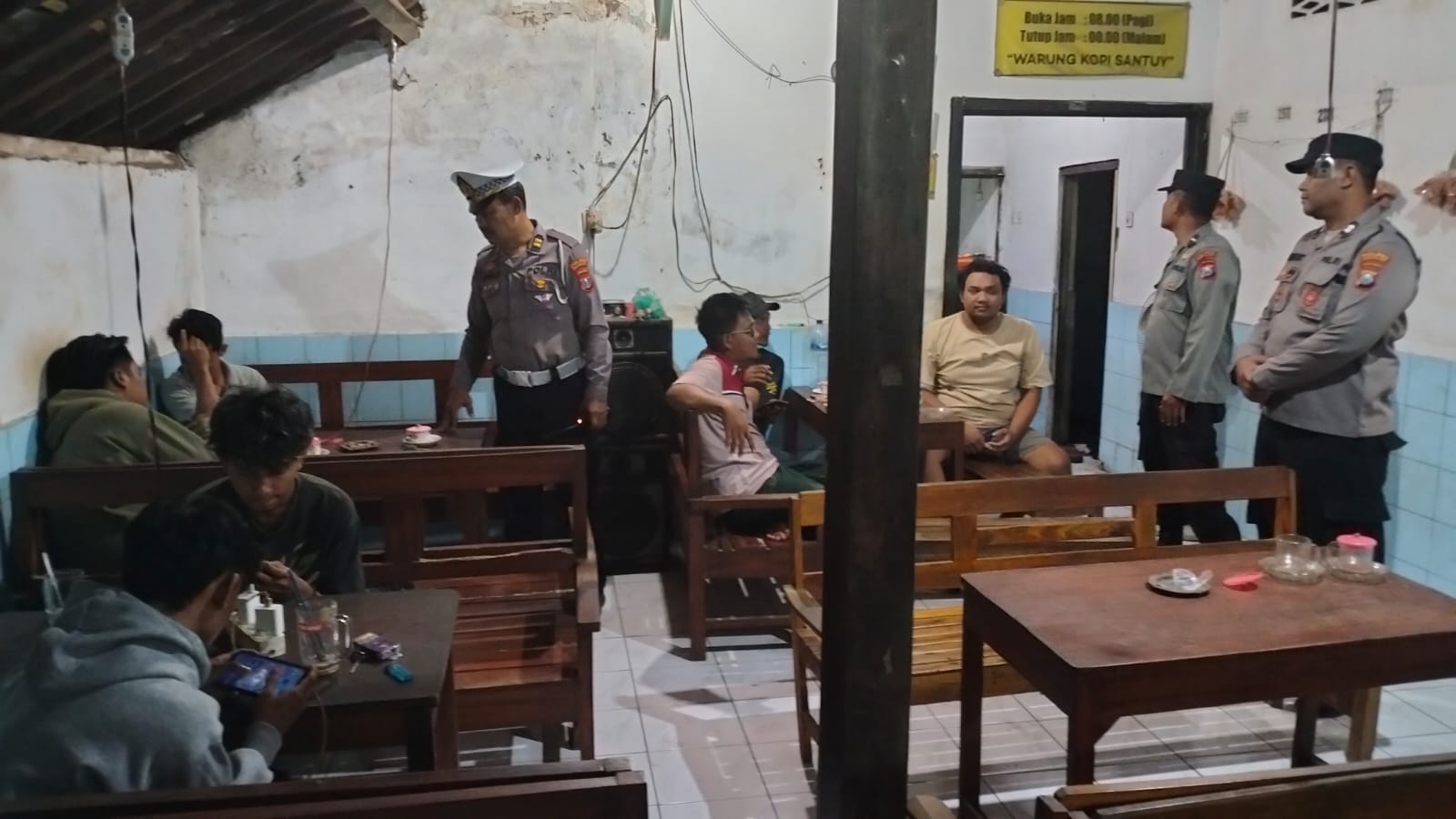 Sapa Para Pemuda, Patroli Polsek Warujayeng Ajak Ciptakan Pilkada Damai