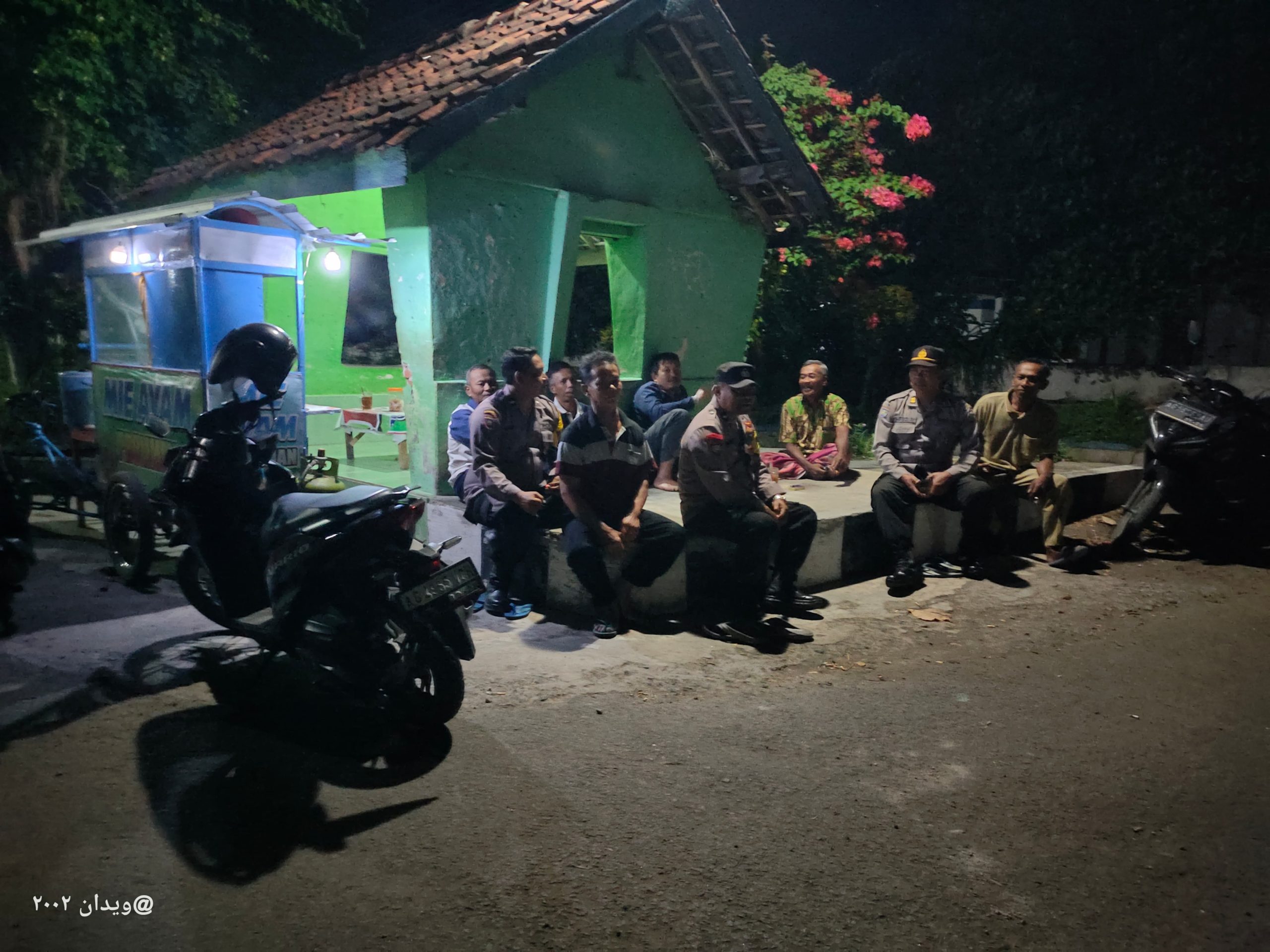 Tingkatkan Keamanan Lingkungan, Patroli Polsek Warujayeng Cangkrukan Bersama Warga