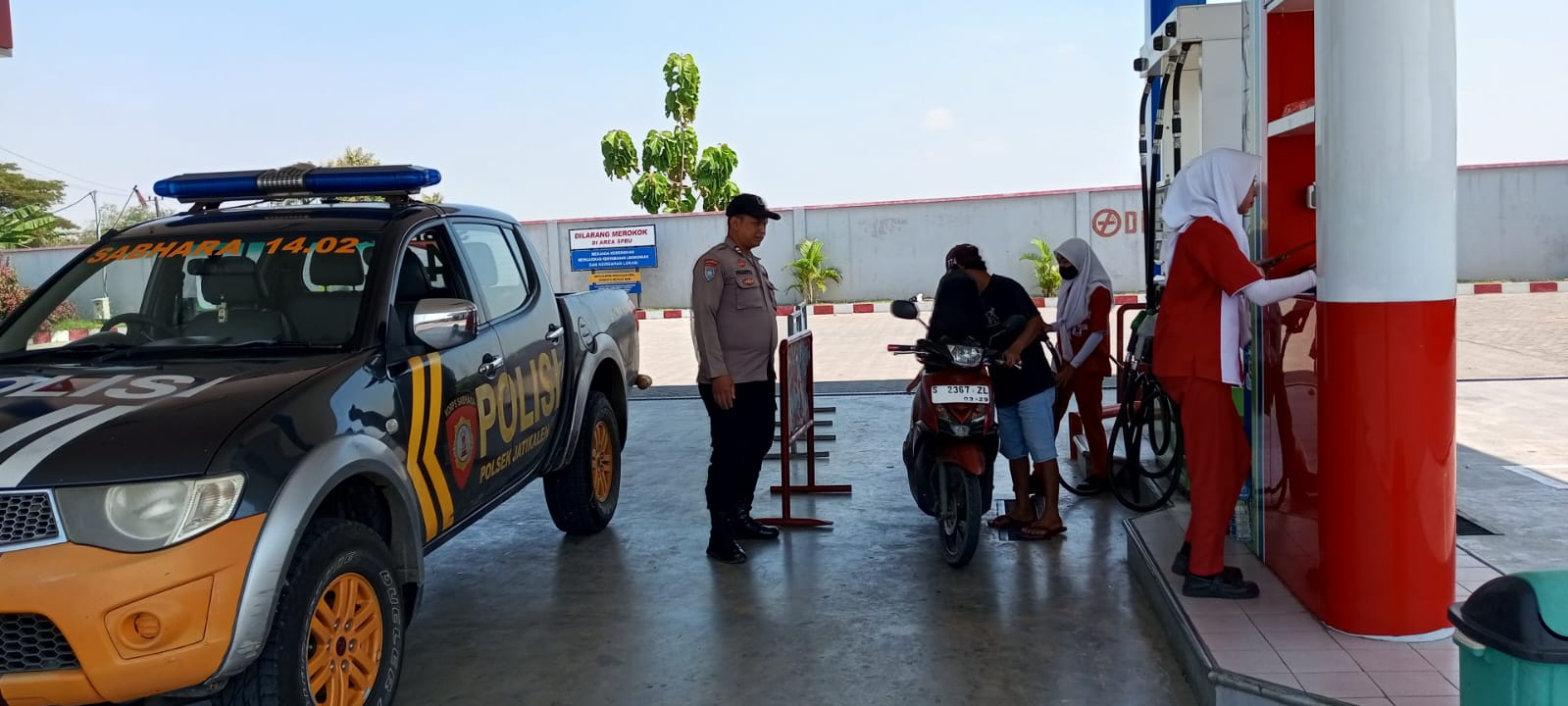 Polsek Jatikalen Intensifkan Patroli Dialogis ke SPBU untuk Ciptakan Suasana Kamtibmas yang Kondusif