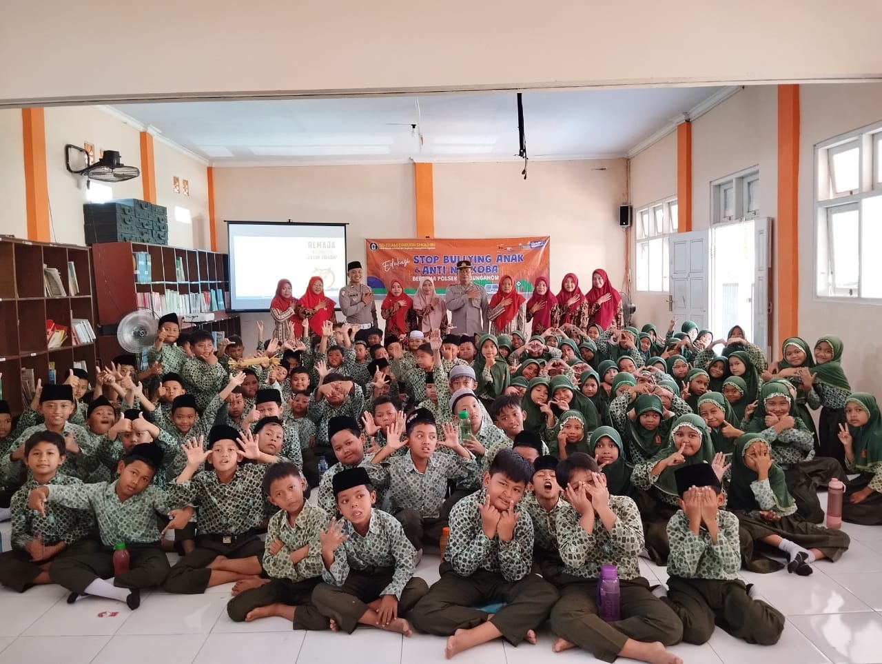 Polsek Warujayeng Gelar Edukasi Stop Bullying dan Anti Narkoba di SDI Darush Sholihin Tanjunganom