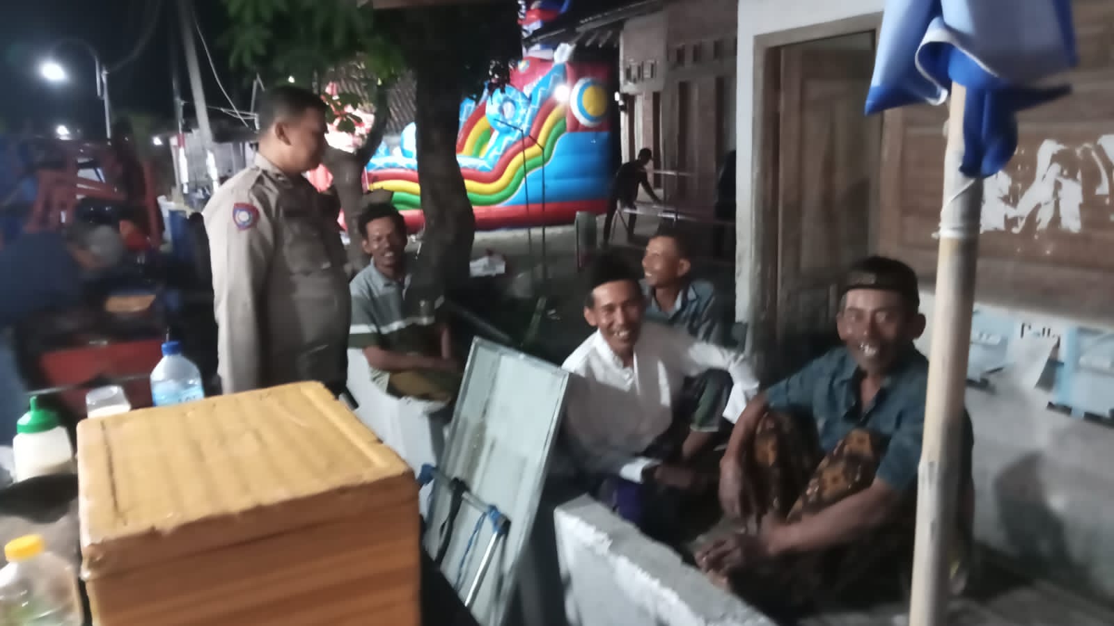 Brikan Rasa Aman, Polsek Jatikalen Gelar Patroli Dialogis dengan Warga Masyarakat Di Malam Hari