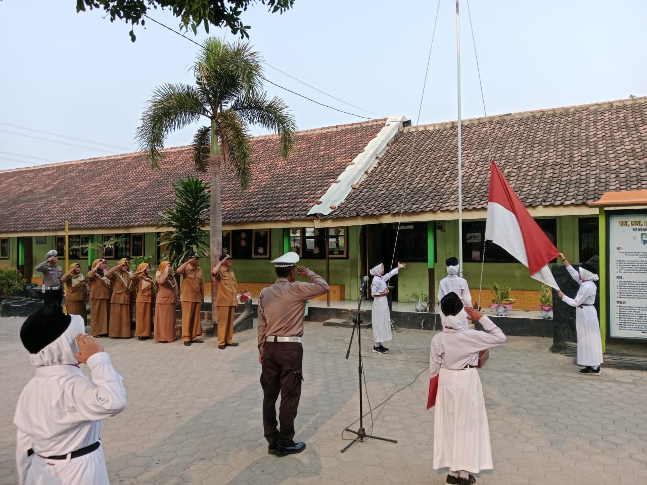 Kanit Lantas Polsek Warujayeng Menjadi Pembina Upacara di SD Negeri 2 Warujayeng