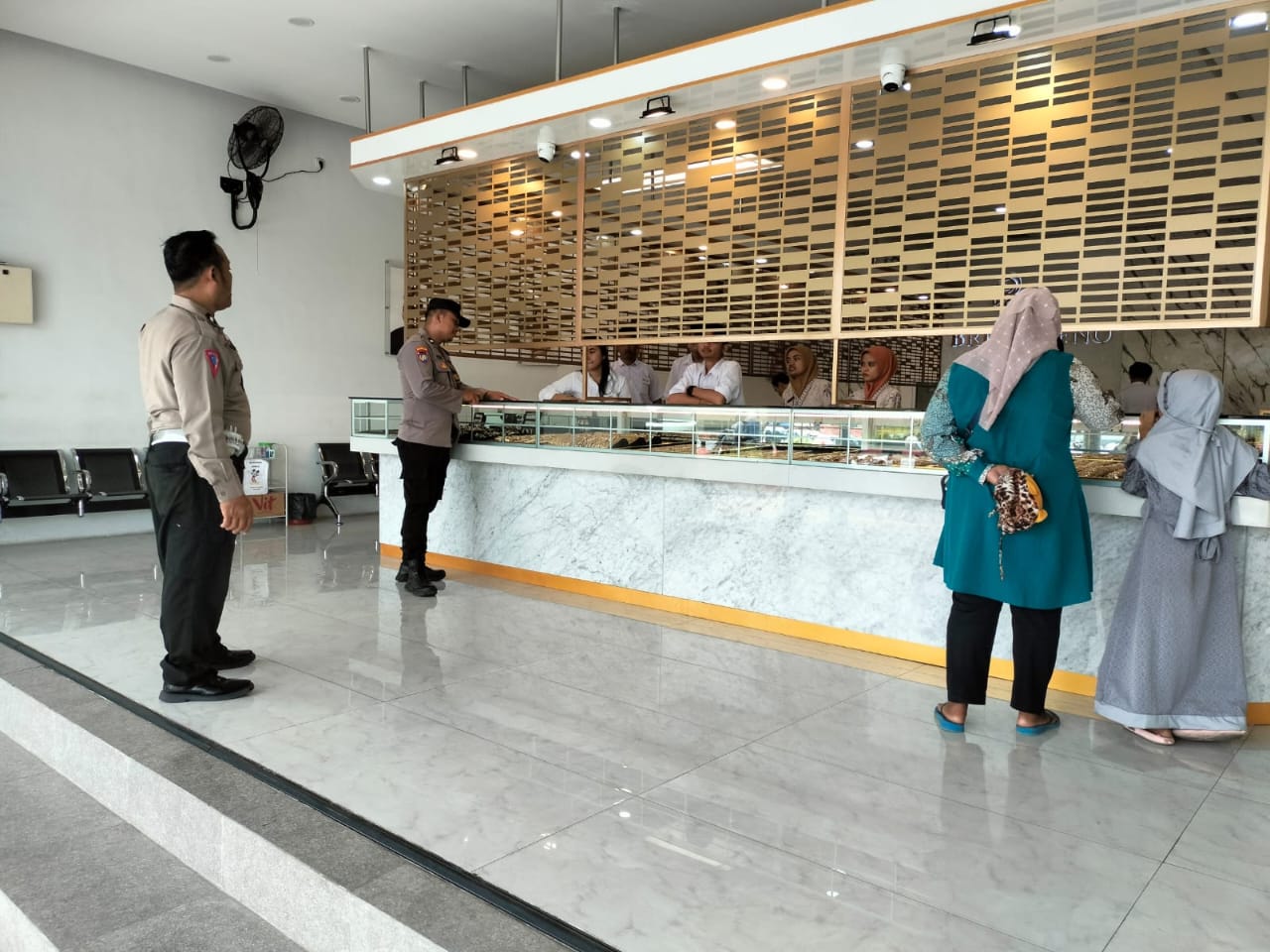 Polsek Nganjuk Kota Laksanakan Patroli Dialogis, Berikan Himbauan Kamtibmas di Toko Emas