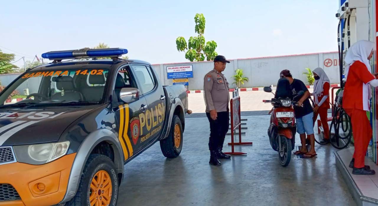 Polsek Jatikalen Intensifkan Patroli Dialogis ke SPBU untuk Ciptakan Suasana Kamtibmas yang Kondusif