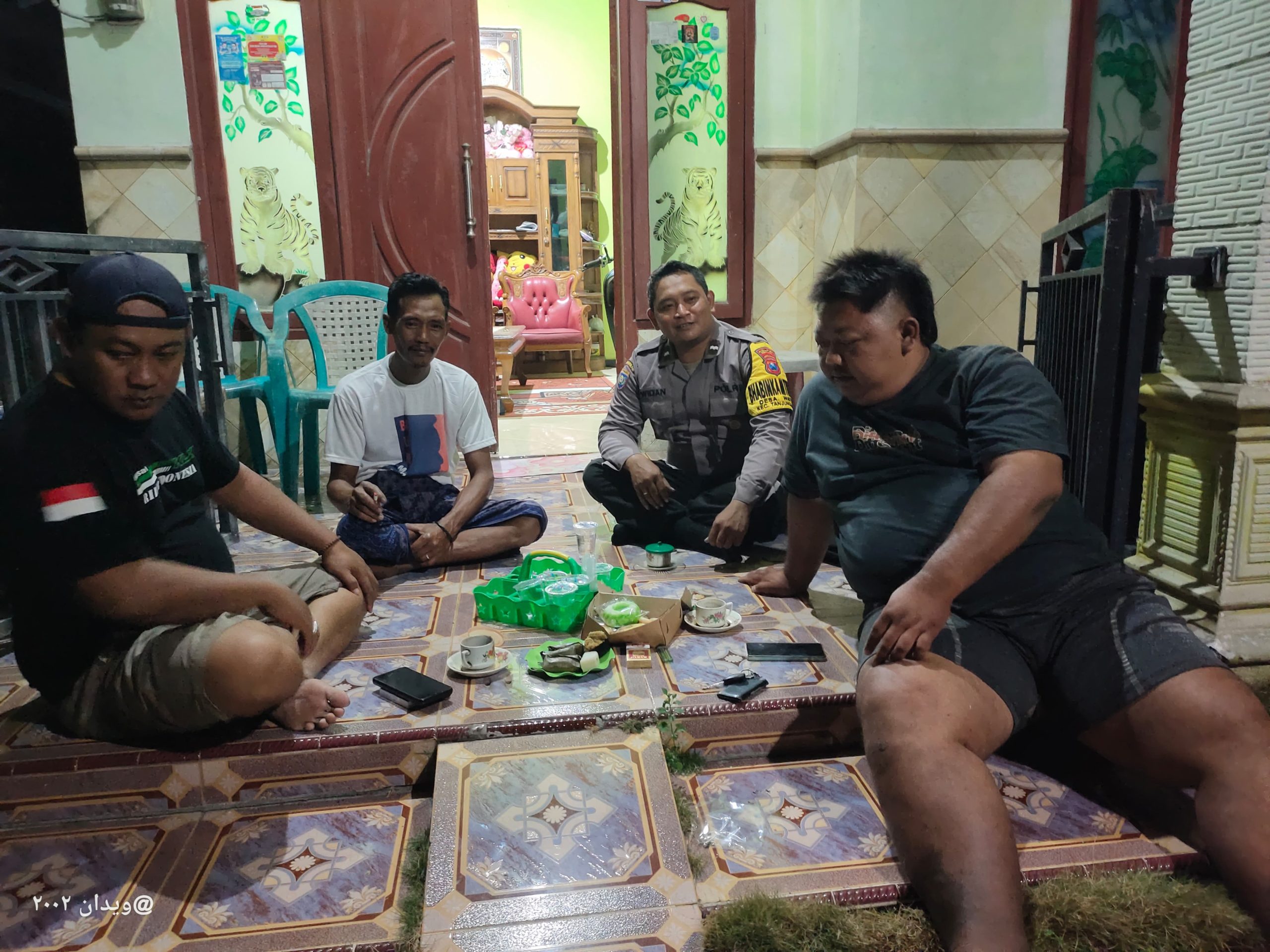 Sambangi Warga, Bhabinkamtibmas Wates Sampaikan Pesan Pilkada Damai