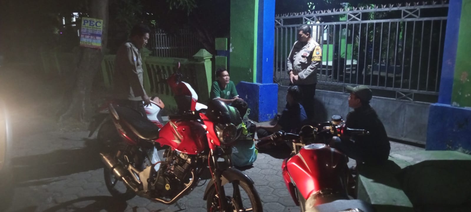 Brikan Rasa Aman, Polsek Jatikalen Gelar Patroli Dialogis dengan Pemuda Di Malam Hari