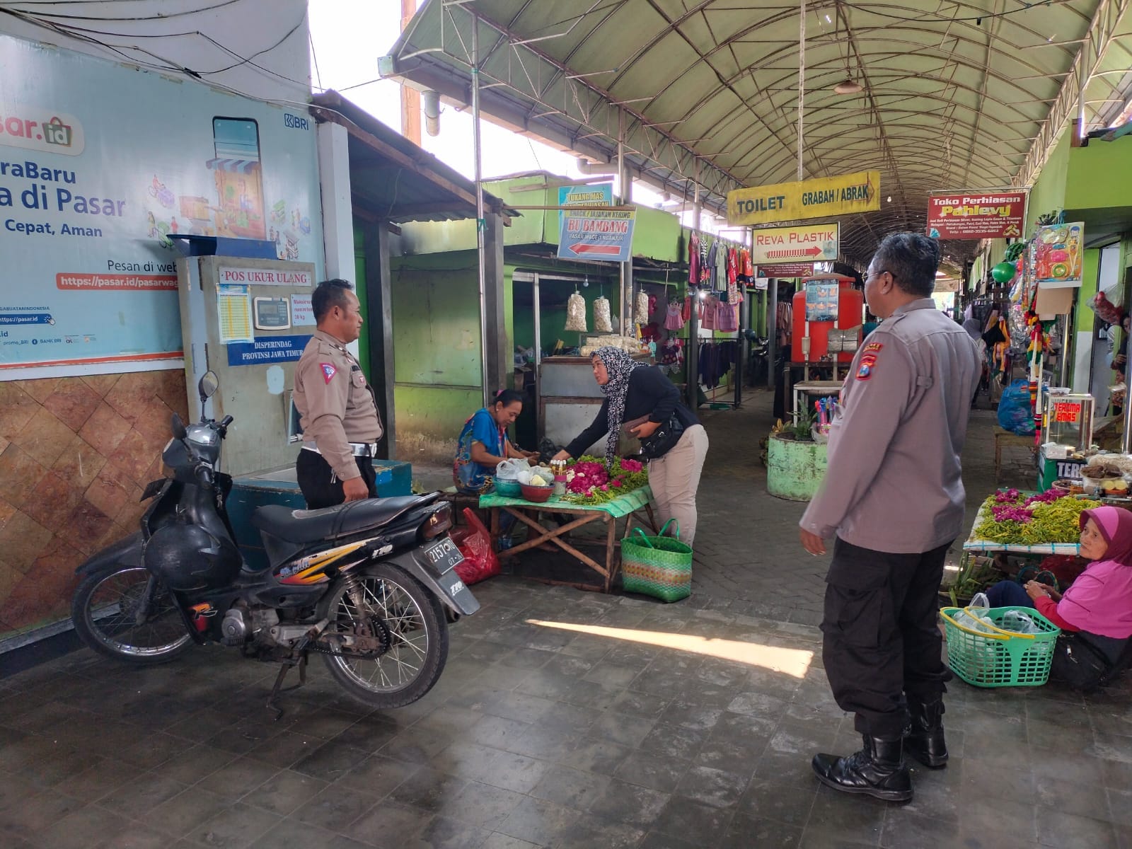 Ciptakan Kamtibmas Aman dan Kondusif, Personil Patroli Polsek Nganjuk Kota Berikan Himbauan Kamtibmas kepada Pengunjung Pasar Wage
