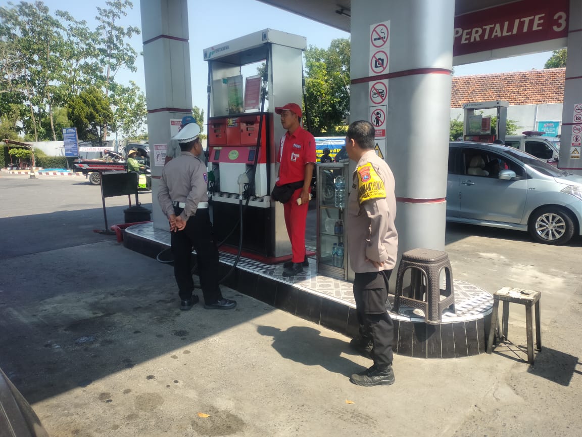 Cek Stok BBM, Patroli Samapta Sampaikan Himbauan Kamtibmas