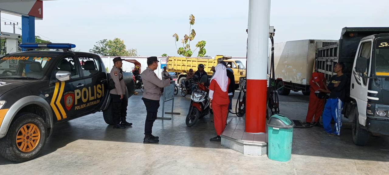 Polsek Jatikalen Intensifkan Patroli Dialogis ke SPBU untuk Ciptakan Suasana Kamtibmas yang Kondusif