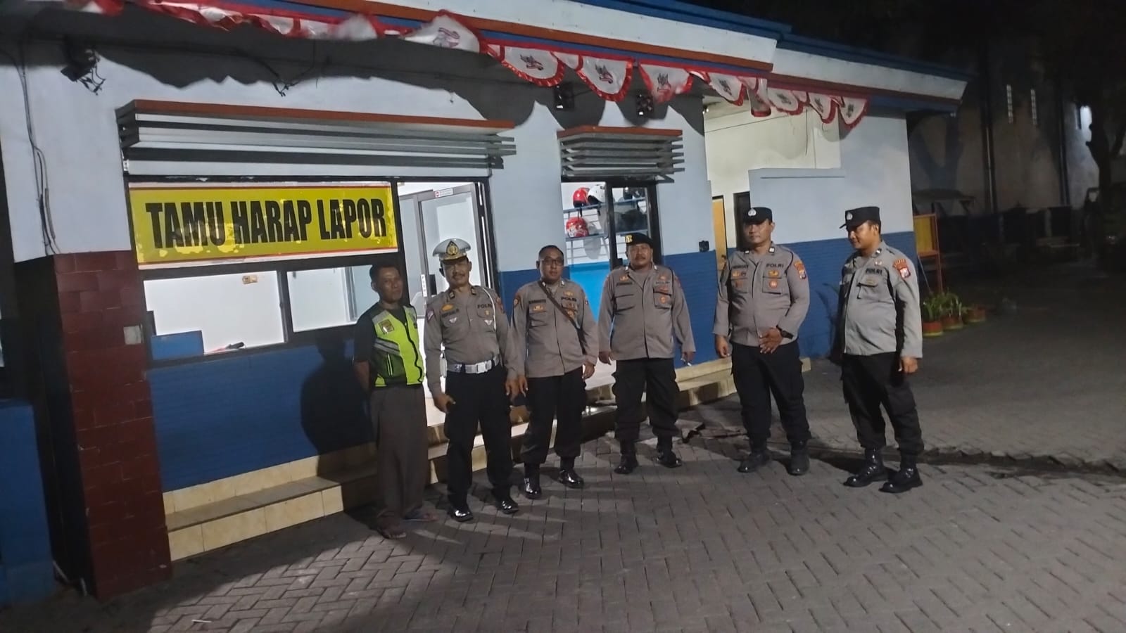 Polsek Warujayeng Monitor Pencetakan Surat Suara Pilkada 2024
