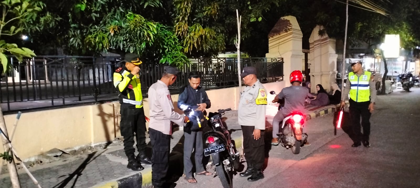 Cegah Gangguan Kamtibmas Saat Malam Minggu, Polsek Warujayeng Gelar Razia SREG