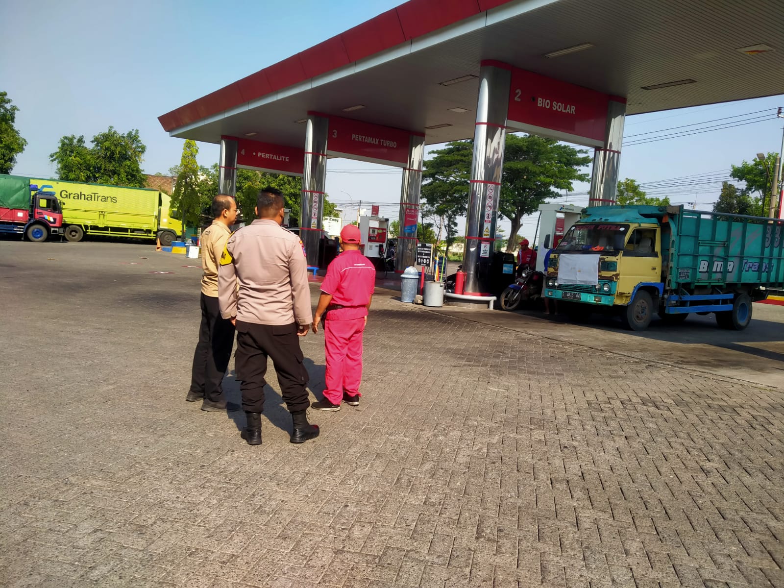 Patroli Samapta Polsek Kertosono Berikan Himbauan Kamtibmas saat Patroli di SPBU