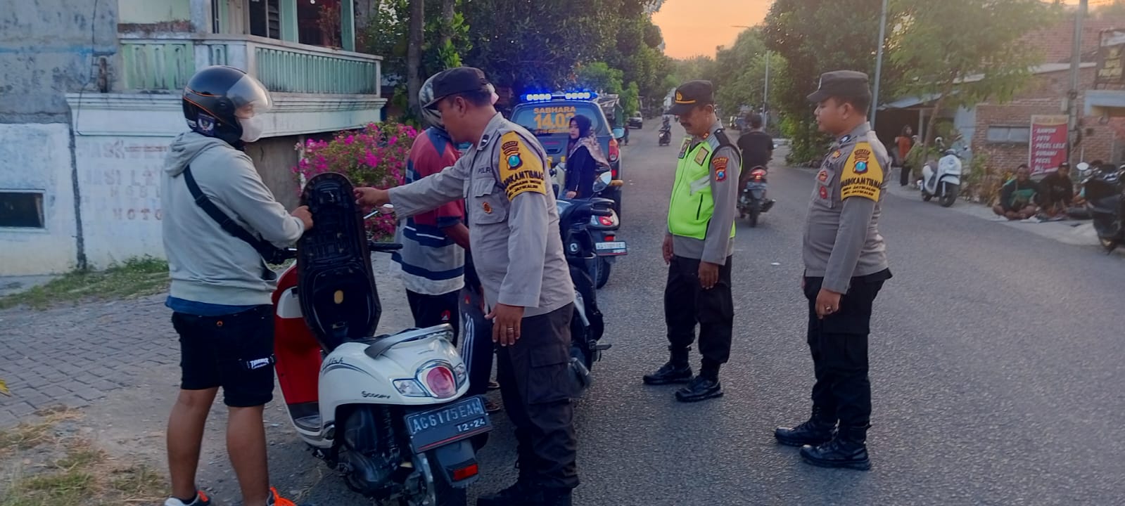 Polsek Jatikalen Lakukan Penyekatan Jalur Perbatasan Nganjuk – Jombang, Guna Cegah Gesekan Antar Perguruan Silat