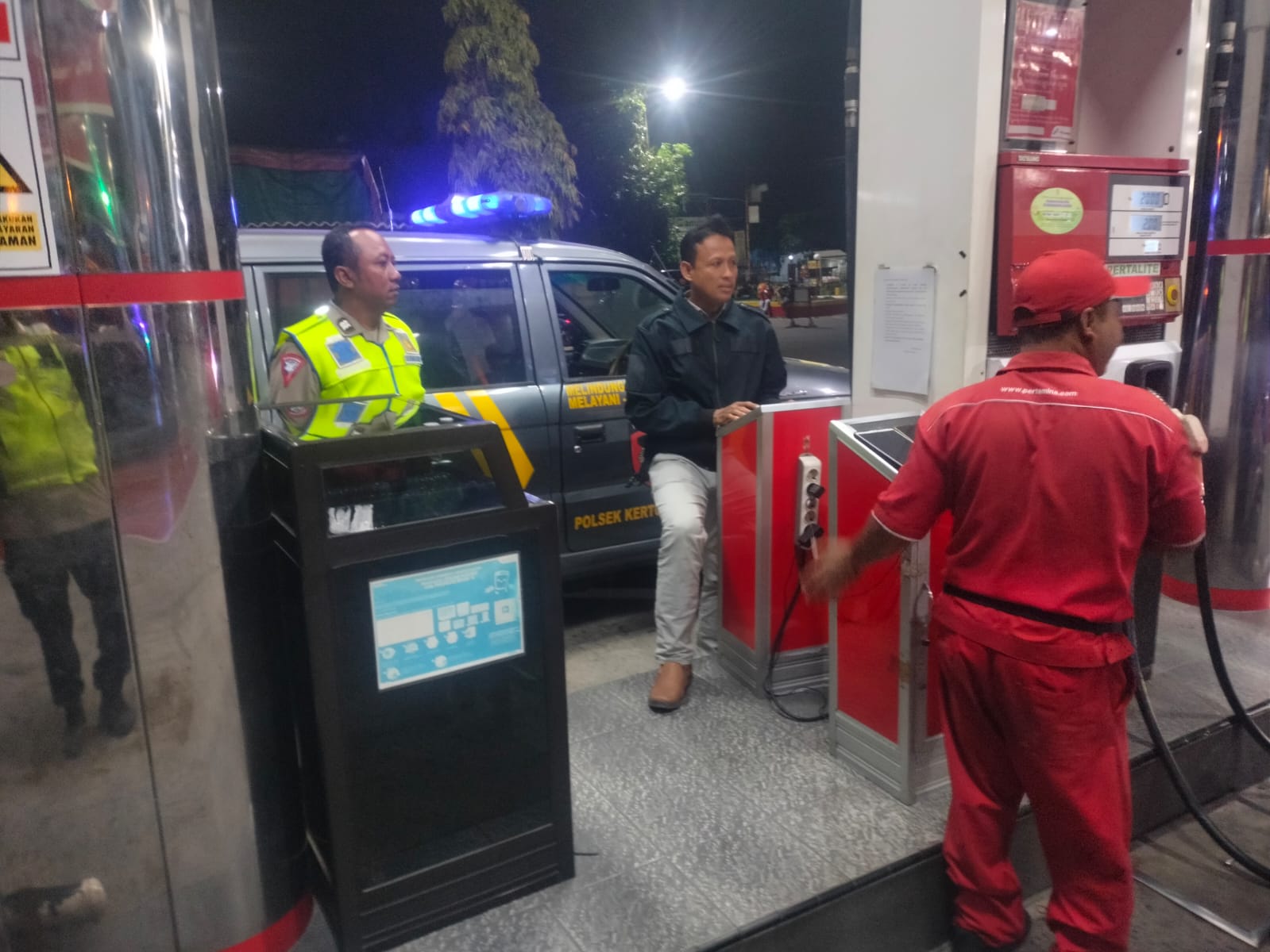 Cek Stok BBM, Patroli Samapta Sampaikan Himbauan Kamtibmas