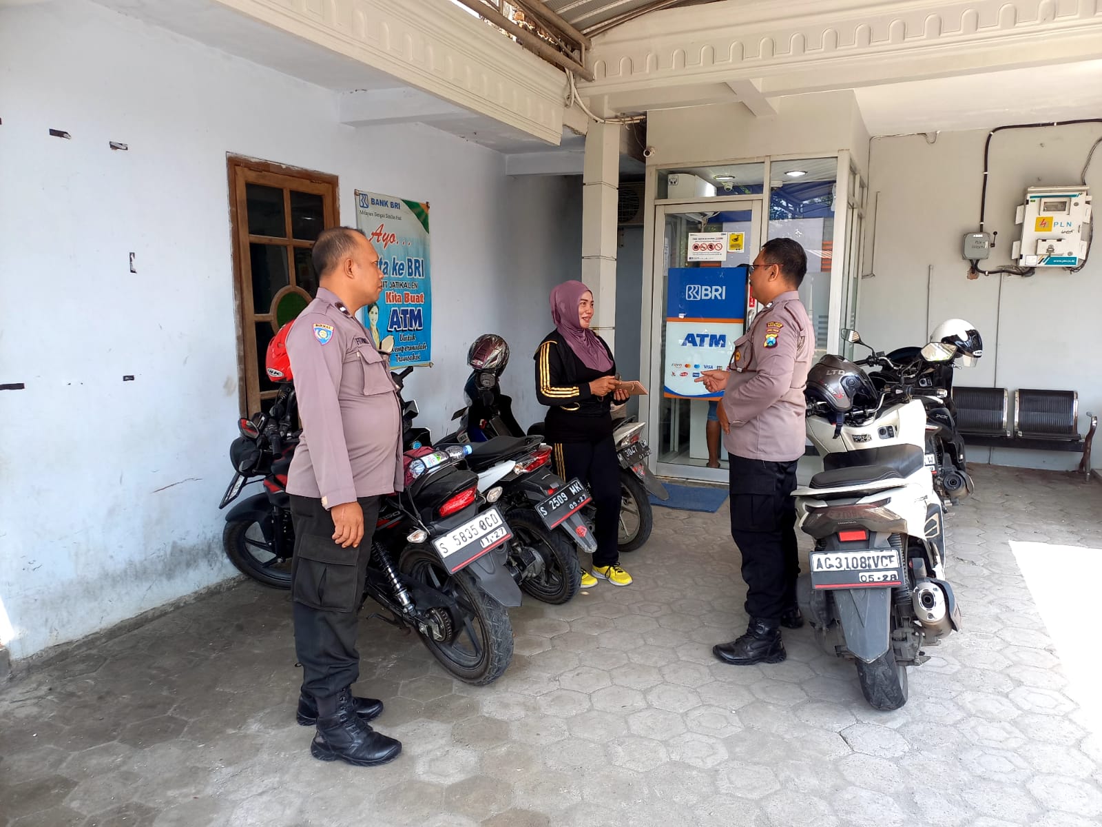 Patroli dialogis berikan himbauan kamtibmas di Perbankan BRI unit Jatikalen