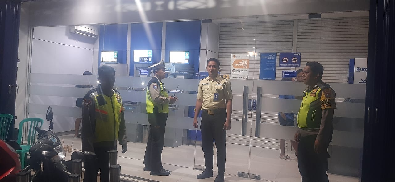Polsek Kertosono Berikan Himbauan Kamtibmas saat Patroli di ATM Bank BCA