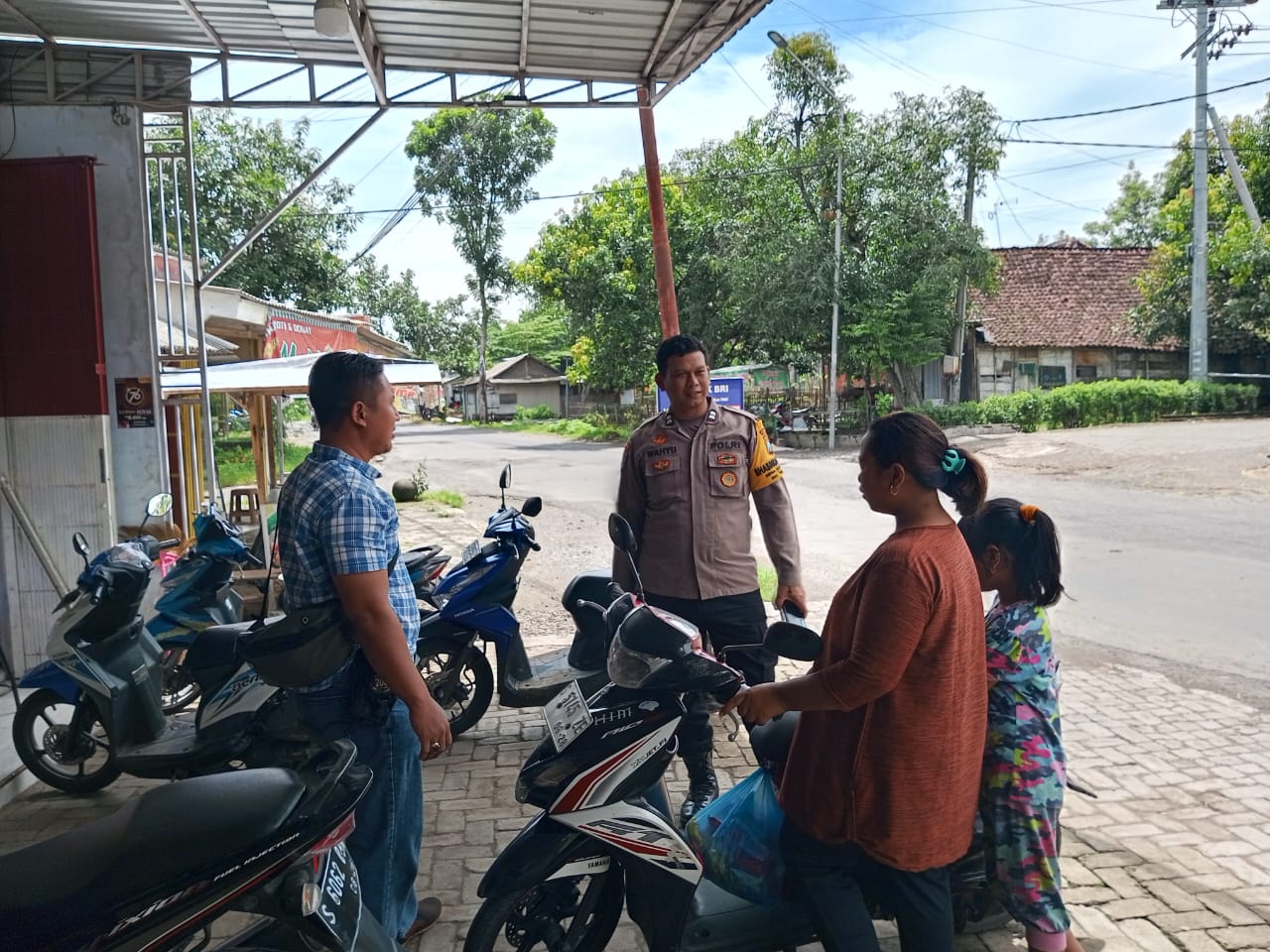 Patroli Dialogis Upaya utk cegah gangguan Kamtibmas dilakukan Polsek Jatikalen Polres Nganjuk di minimarket Mama
