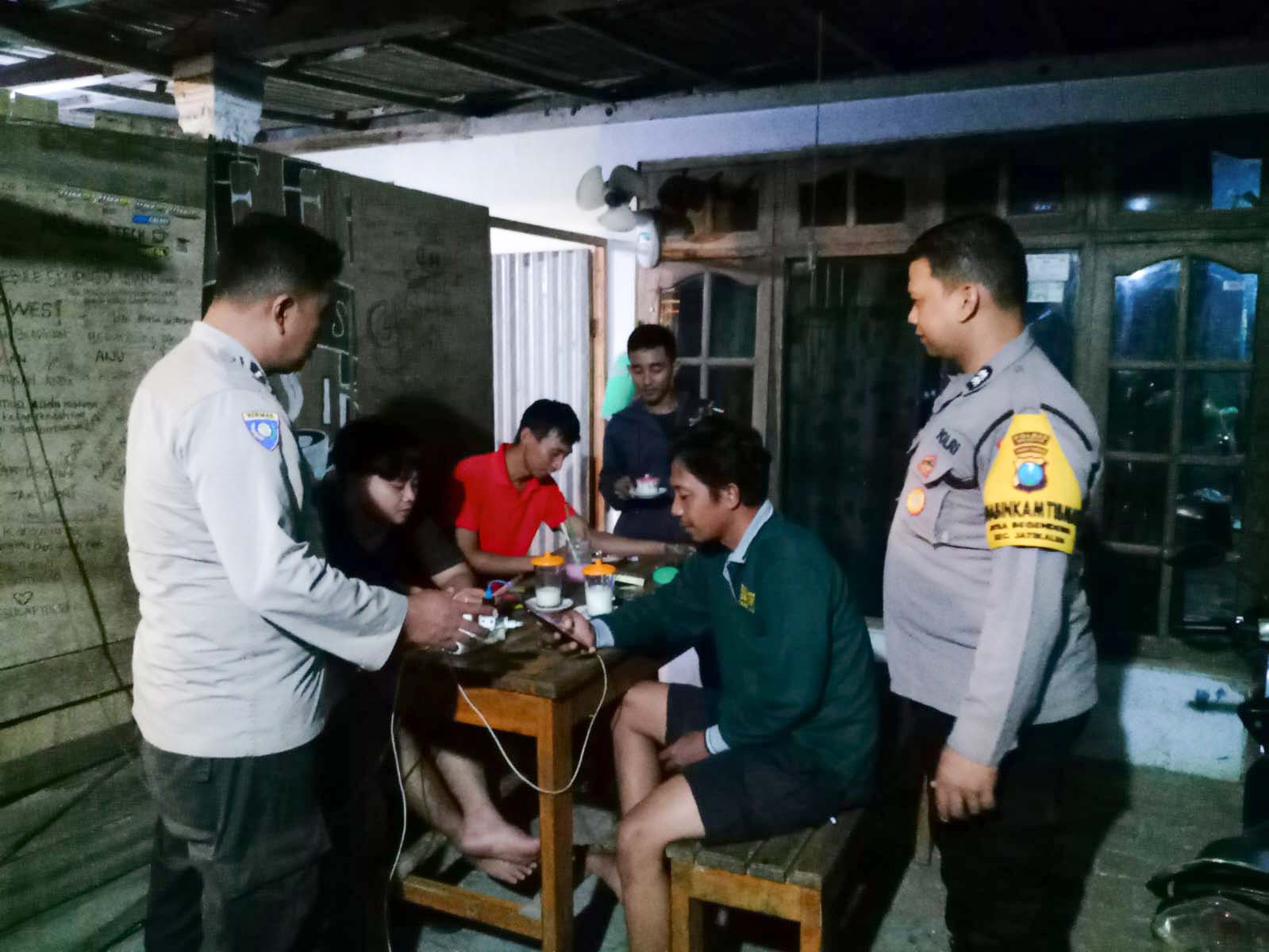 Patroli Malam Hari, Kspkt Polsek Jatikalen Ajak Pemuda Aktif Jaga Kamtibmas