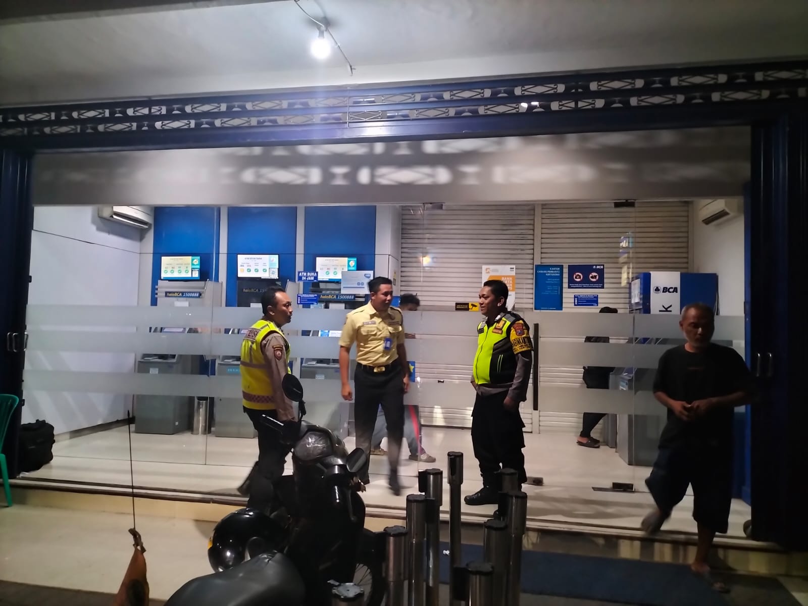 Polsek Kertosono Berikan Himbauan Kamtibmas saat Patroli di ATM Bank BCA