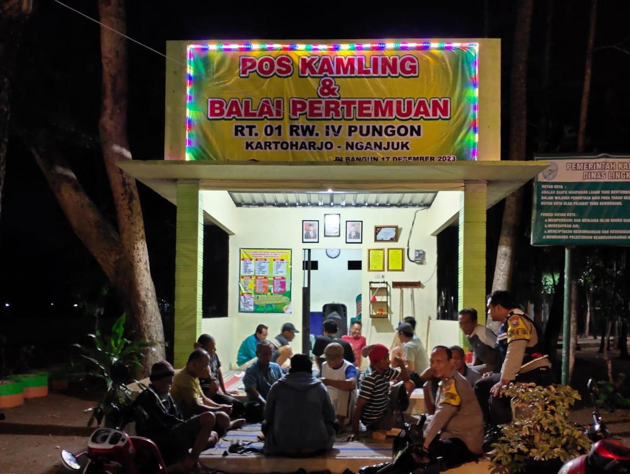 Unit Binmas Polsek Nganjuk Kota Gelar Giat Cangkrukan Kamtibmas di Kelurahan Kartoharjo dalam Rangka Cooling System Pemilukada 2024