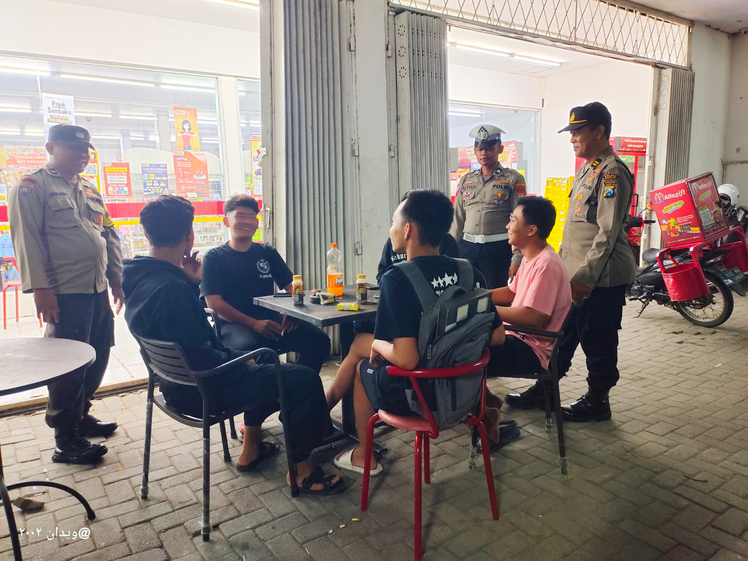 Personel Patroli Polsek Warujayeng Himbau Warga di Rest Area untuk Ikut Jaga Ketertiban