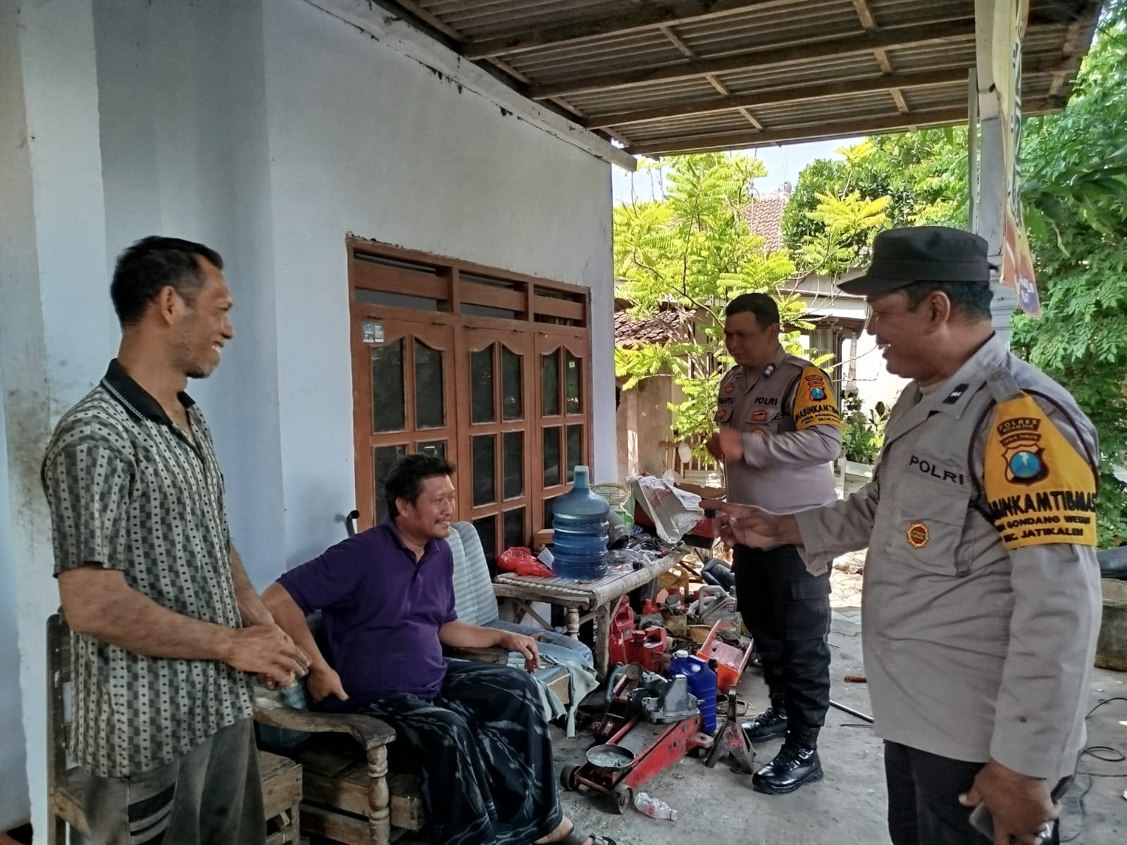 Lakukan Patroli Dialogis, Personil Polsek Jatikalen Berikan Himbauan Kamtibmas Kepada Warga Masyarakat