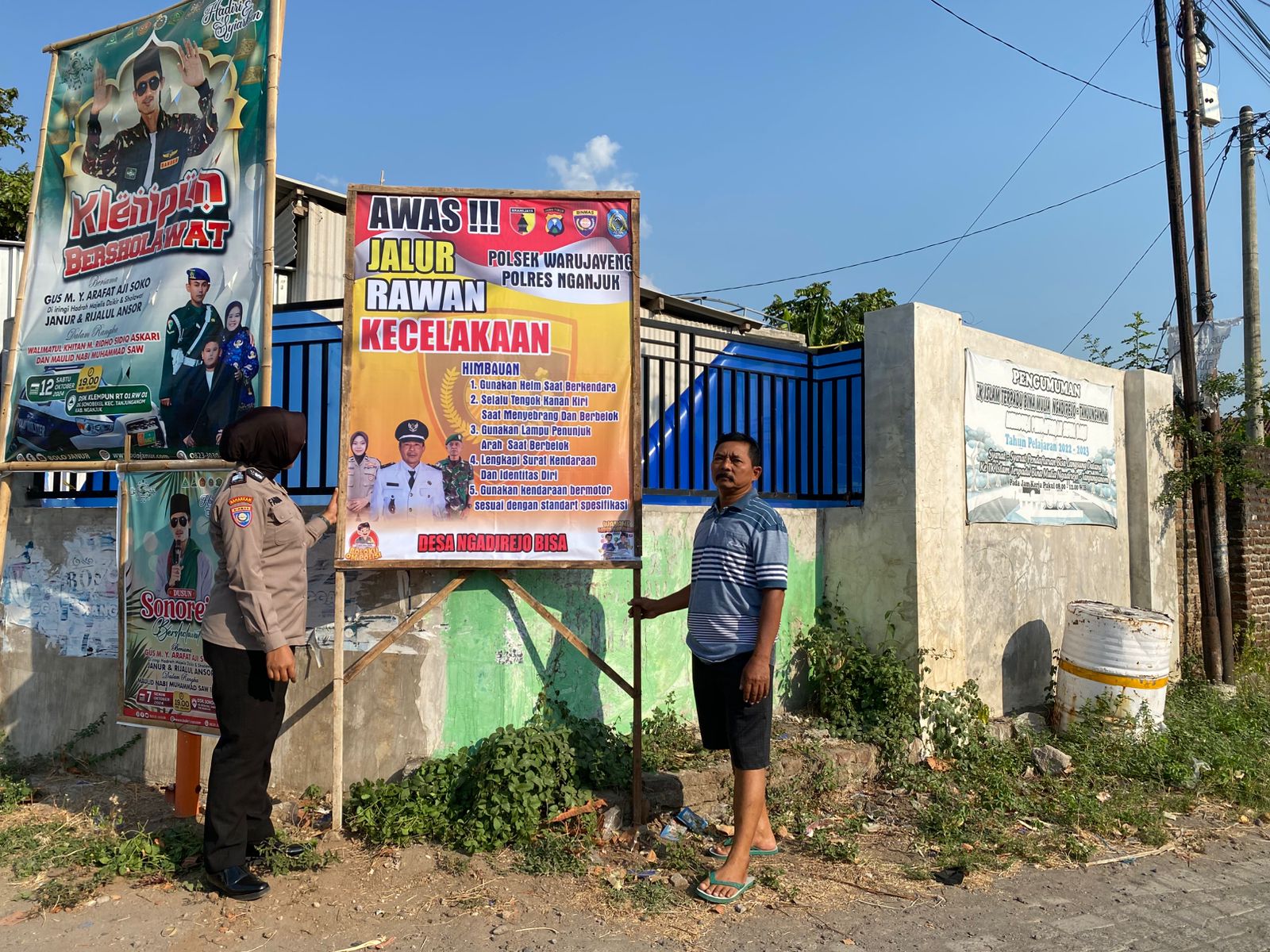 Tekan Angka Kecelakaan, Bhabinkamtibmas Polsek Warujayeng Pasang Himbauan di Lokasi Rawan