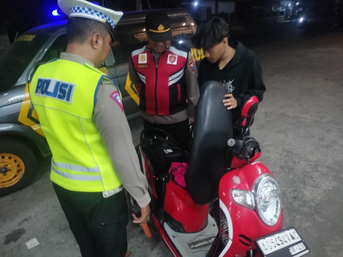Cegah Gangguan Kamtibmas Kanit Samapta Polsek Kertosono Pimpin Patroli Harkamtibmas