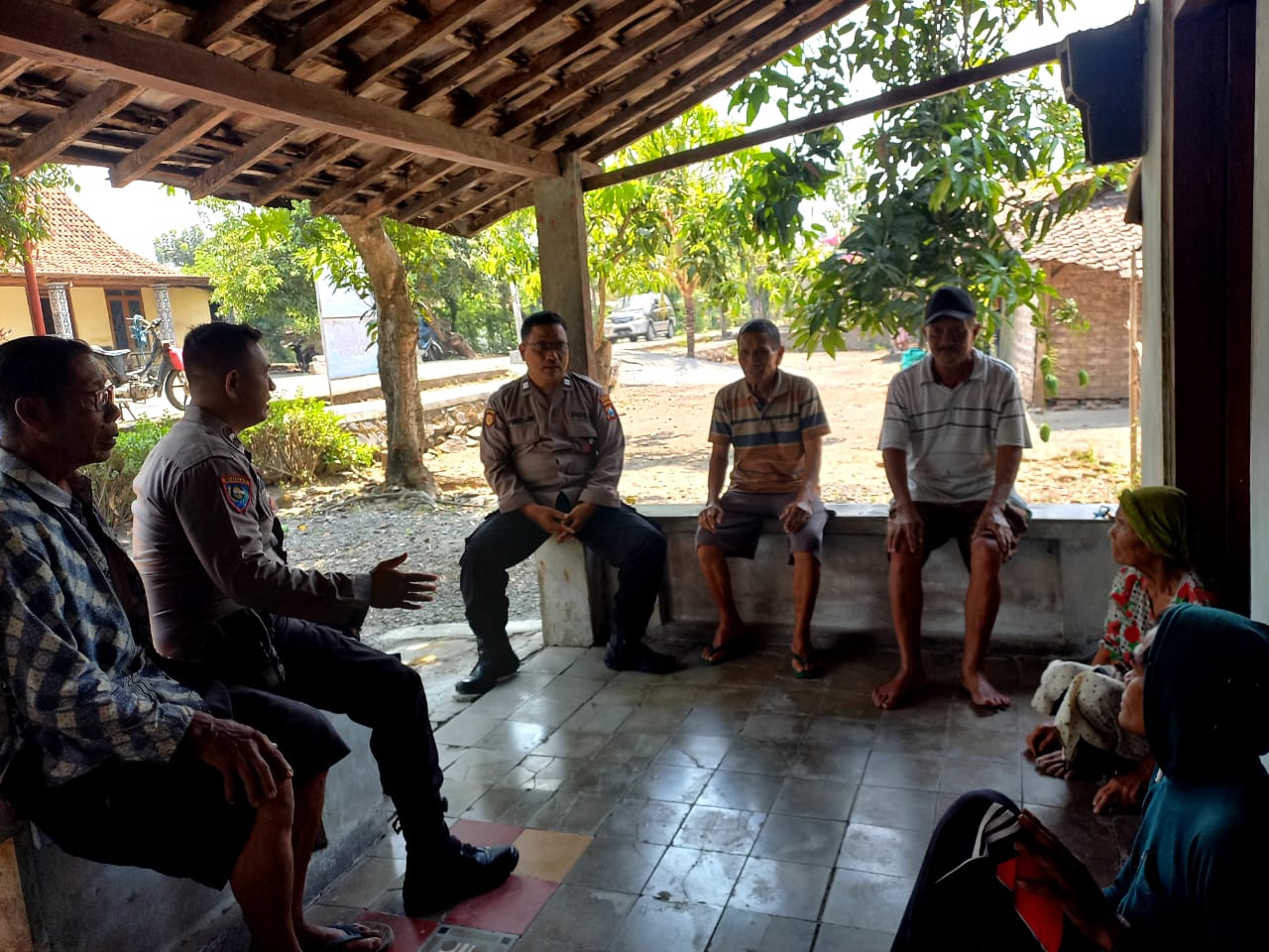 Ps. Kanit Binmas Lakukan Patroli Dialogis untuk Mendekatkan diri dengan Masyarakat