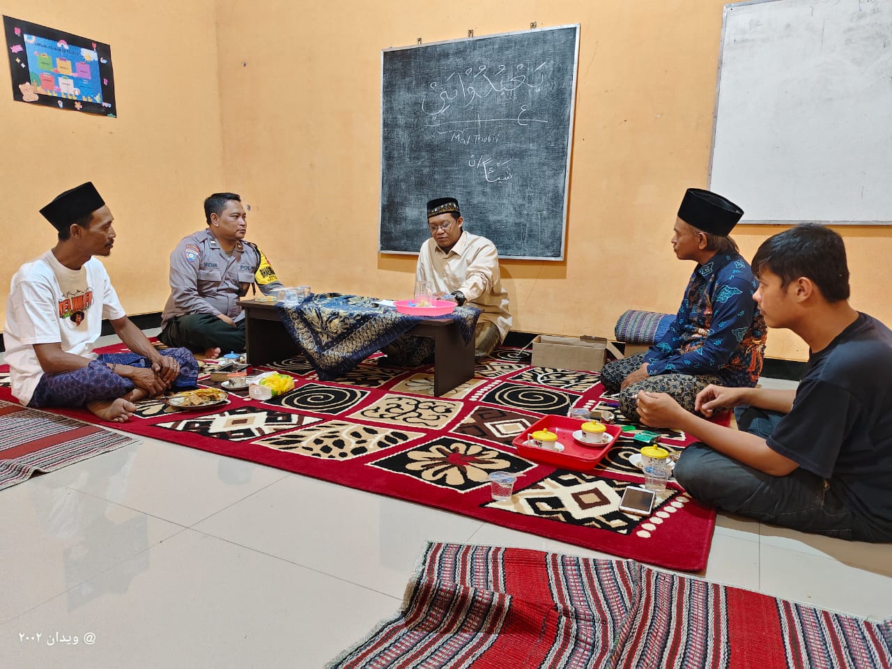 Bhabinkamtibmas Wates Sampaikan Pesan Pilkada Damai kepada Jamaah Pengajian di Desa Binaannya