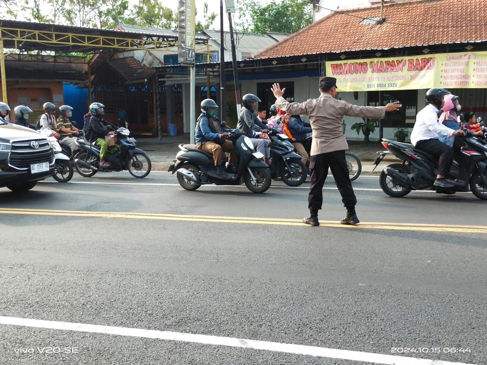 Giat Gaktur Pagi Polsek Kertosono Bantu Penyeberangan Masyarakat
