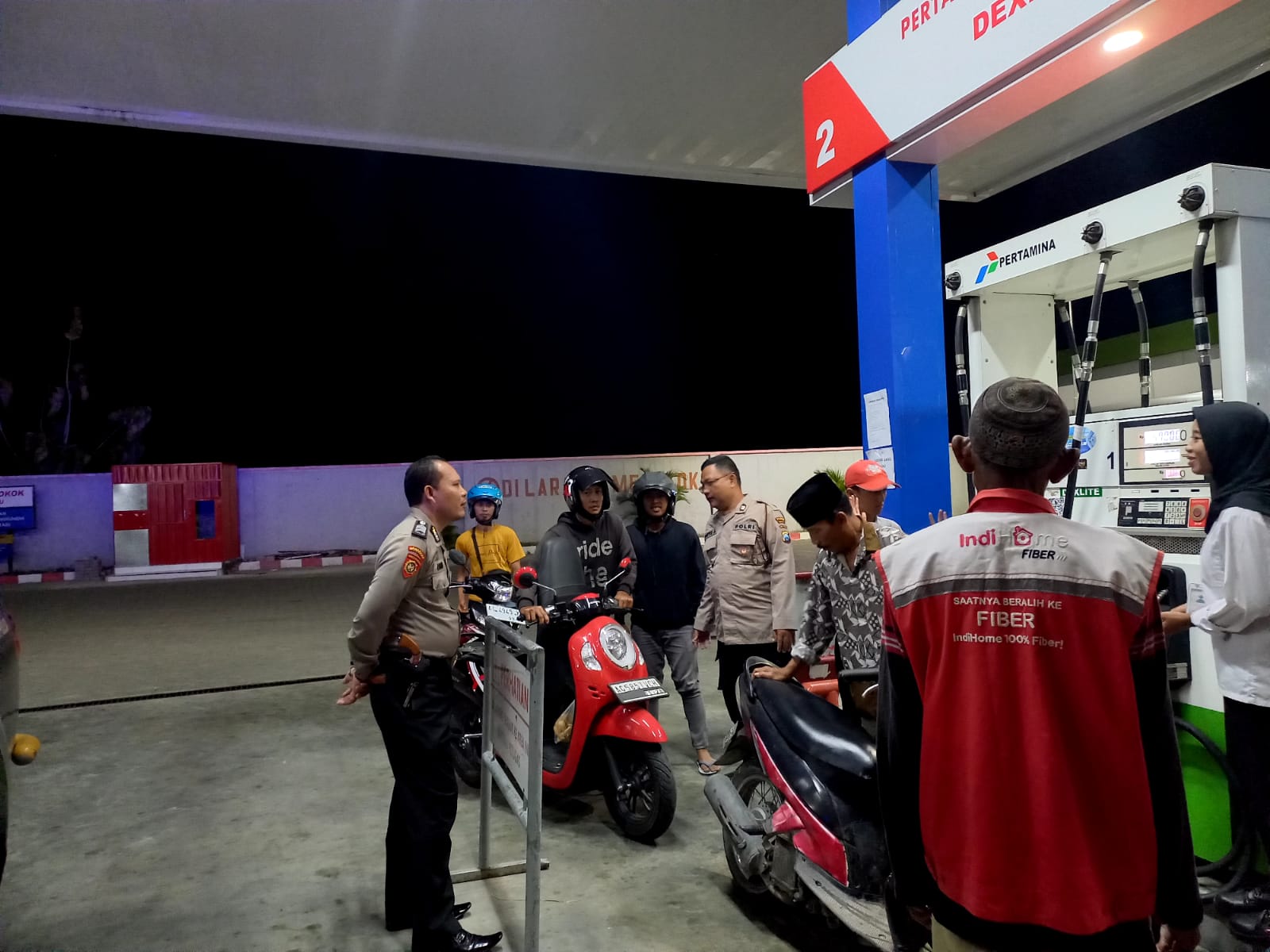 Polsek Jatikalen Patroli dialogis berikan himbauan kamtibmas kepada petugas SPBU cegah tindak kriminalitas di malam hari