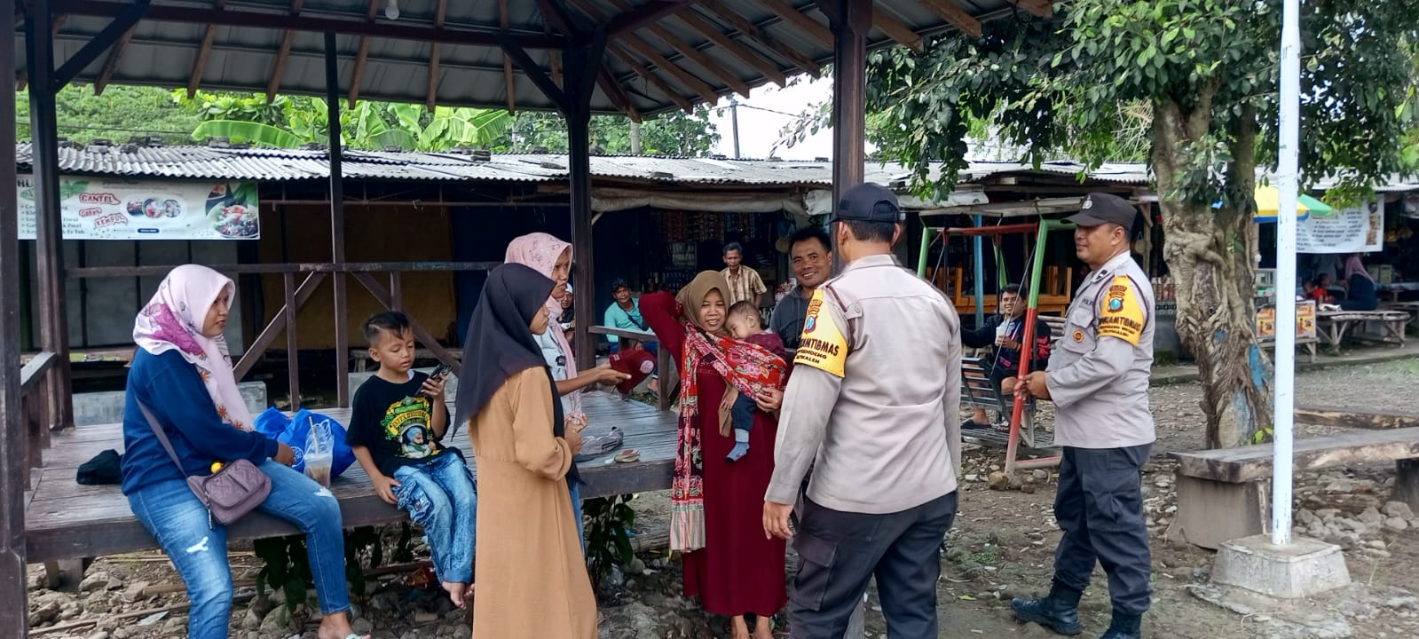 Polsek Jatikalen Gelar Patroli di Wisata Pemandian Air Panas Banyu Biru