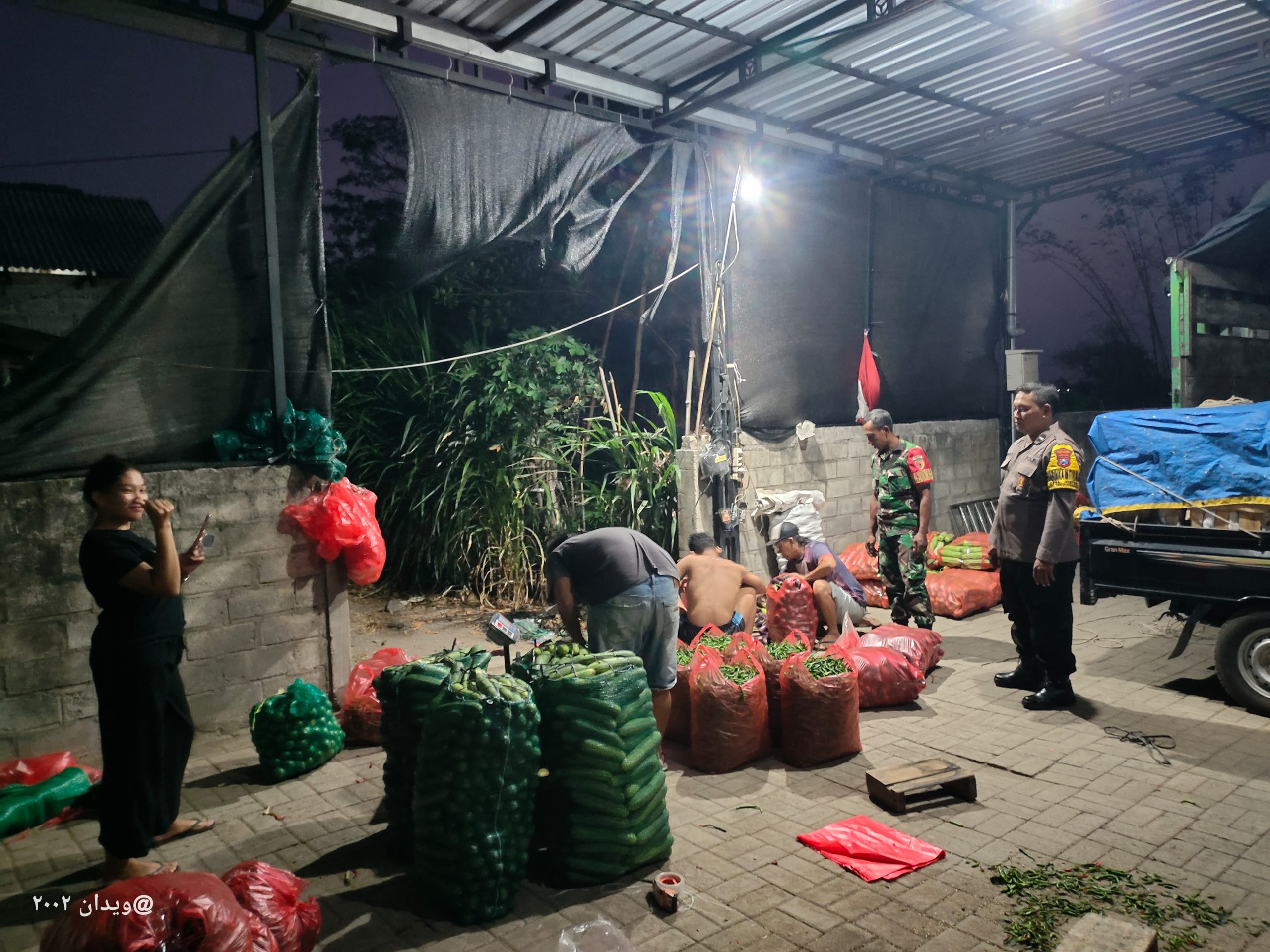 Bhabinkamtibmas Wates Sampaikan Pesan Pilkada Damai Saat Sambang Desa