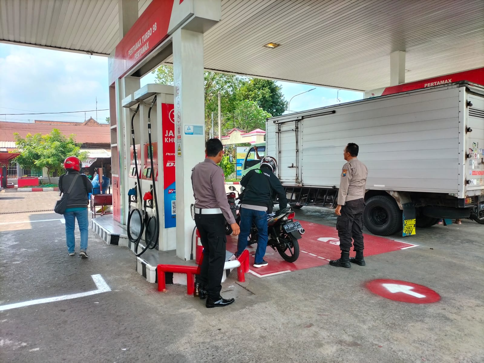 Patroli Samapta Polsek Kertosono Berikan Himbauan Kamtibmas saat Patroli di SPBU