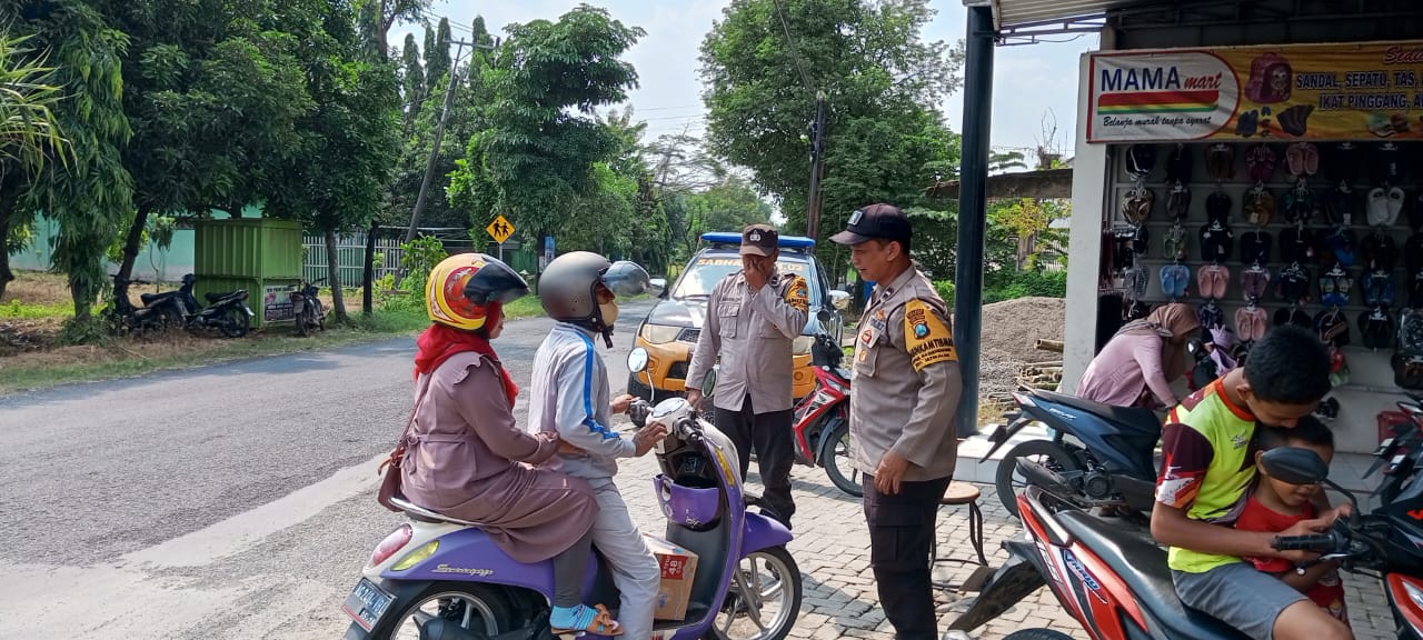 Patroli Dialogis Upaya utk cegah gangguan Kamtibmas dilakukan Polsek Jatikalen Polres Nganjuk di Minimarket Mama