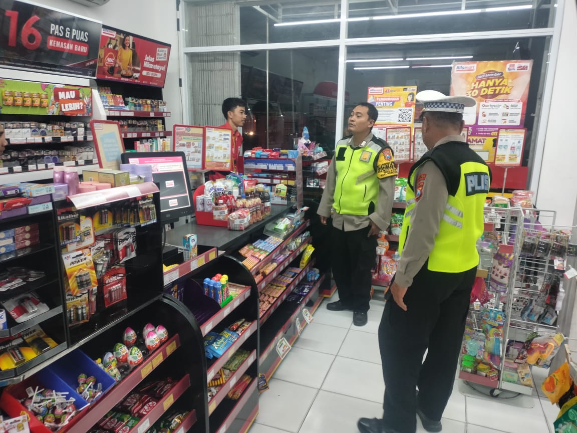 Personil Polsek Kertosono Berikan Himbauan Kamtibmas saat Patroli di Toko Swalayan