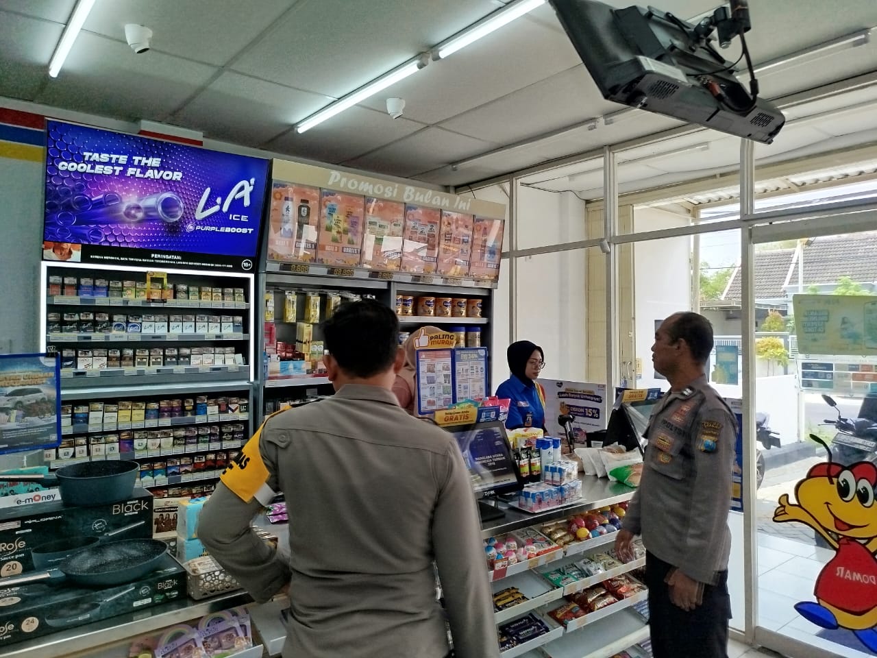 Polsek Jatikalen Patroli Ke Indomaret Jatikalen, Ingatkan Karyawan Waspada Peredaran Uang Palsu