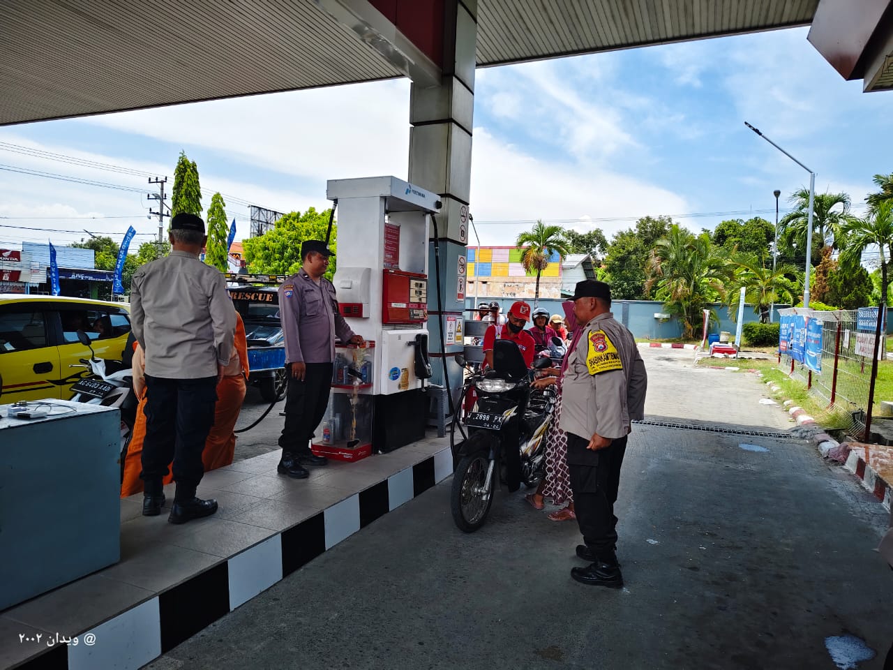 Patroli SPBU, Anggota Polsek Warujayeng Himbau Masyarakat Ikut Jaga Kamtibmas