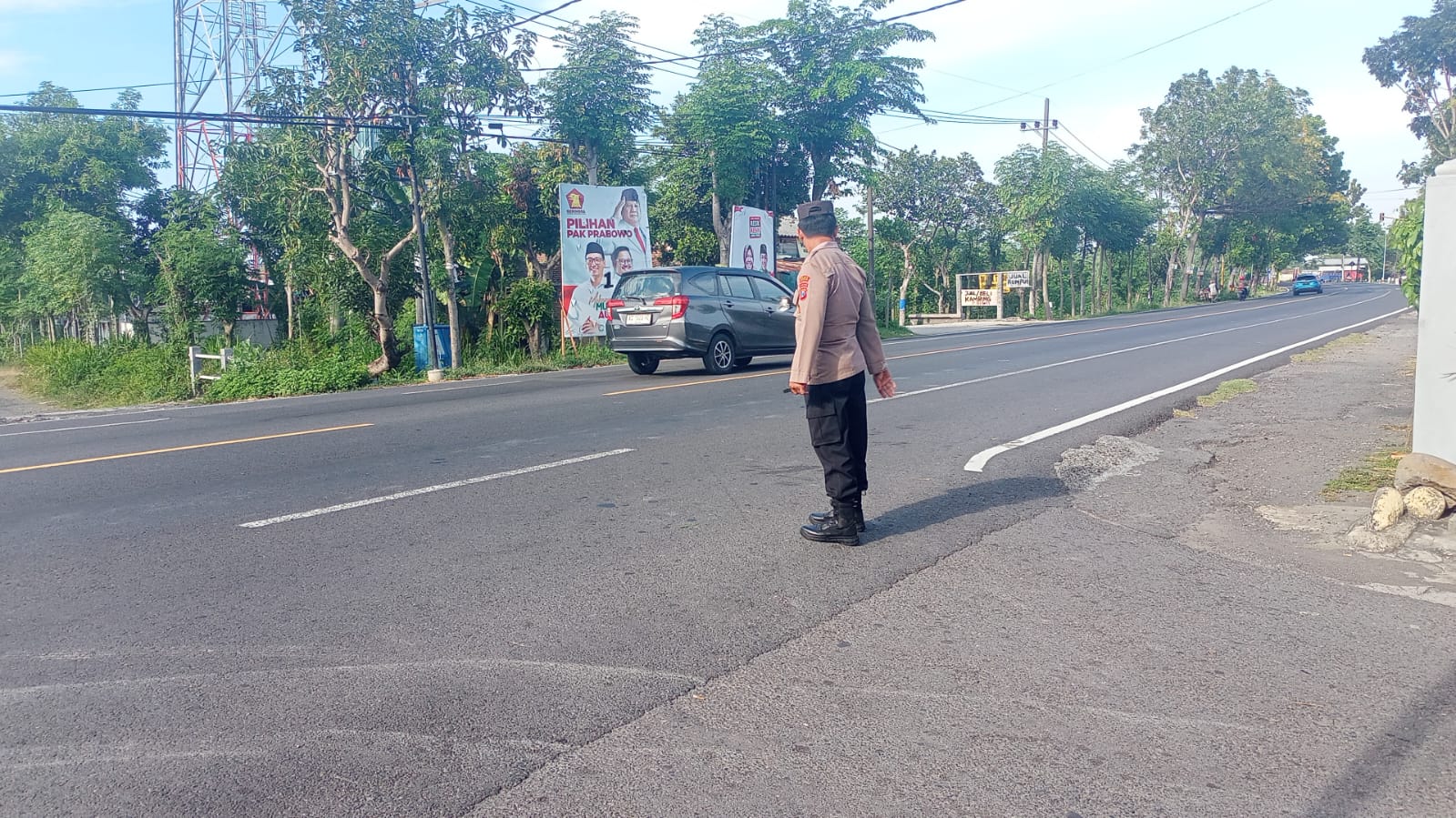 Giat Gaktur Pagi Polsek Kertosono Bantu Penyeberangan Masyarakat