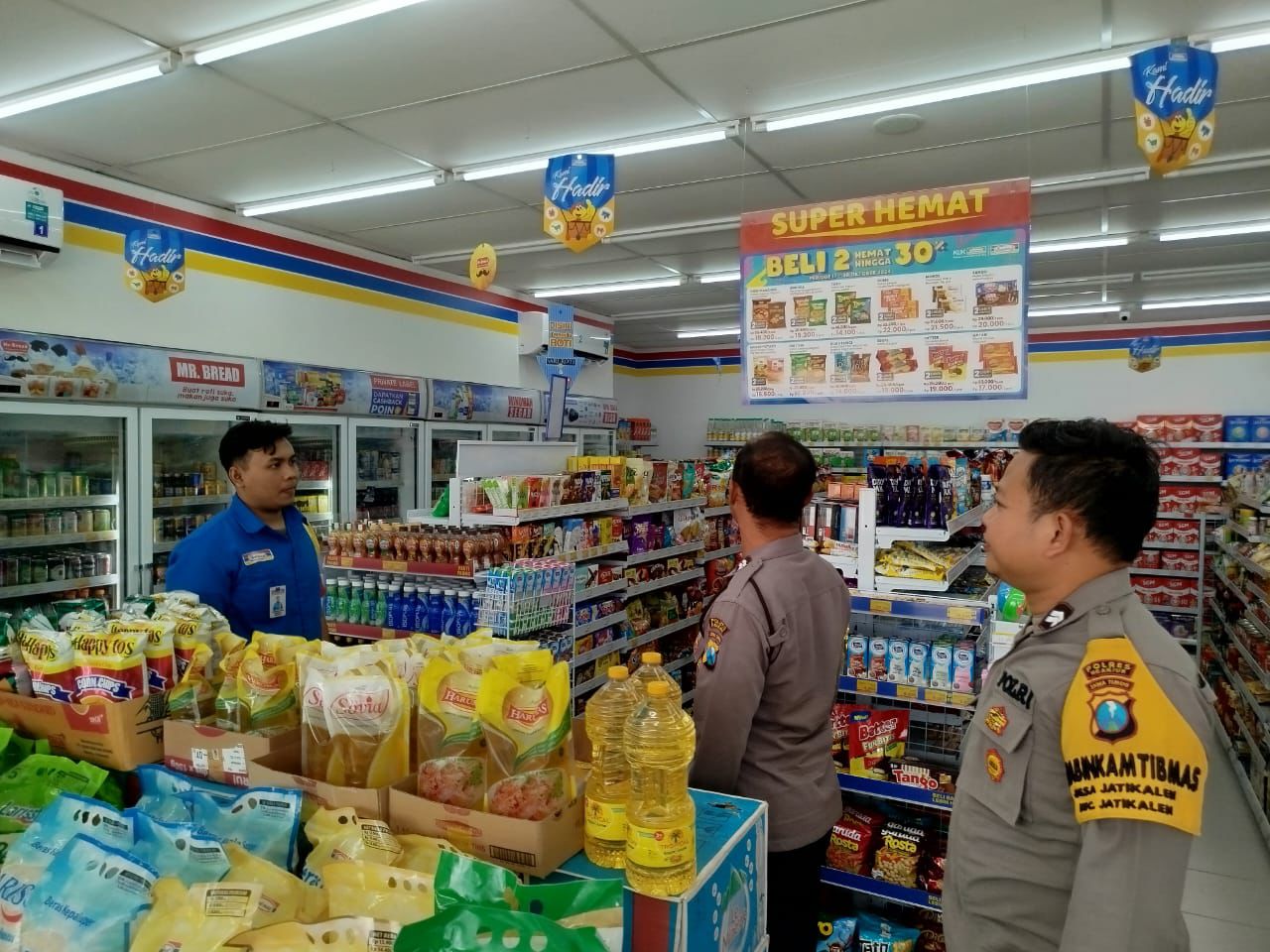 Polsek Jatikalen Patroli Ke Indomaret Jatikalen, Ingatkan Karyawan Waspada Peredaran Uang Palsu