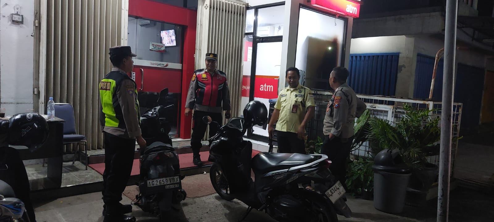 Cegah Tindak Kejahatan di ATM Patroli Polsek Kertosono Berikan Himbauan Kamtibmas