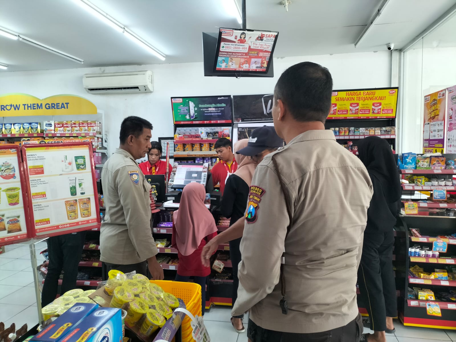Personil Polsek Kertosono Berikan Himbauan Kamtibmas saat Patroli di Toko Swalayan