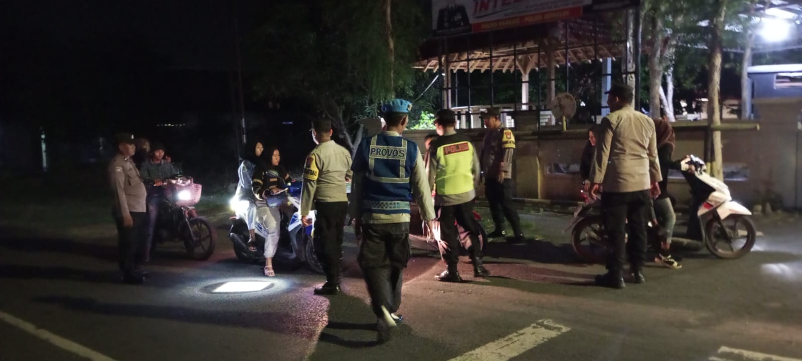 Cegah Gesekan Antar Perguruan Silat, Polsek Jatikalen dan Polsek Patianrowo Laksanakan Patroli Gabungan